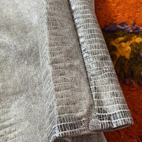 Good American snake print jeans fits like 25 - Picture 5 of 6